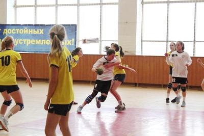 Женская команда Кузбасса завоевала право играть в финале Всероссийских соревнований по гандболу 