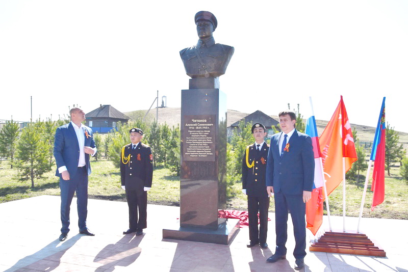 В Гурьевском районе установили памятник Герою Советского Союза Алексею Четонову