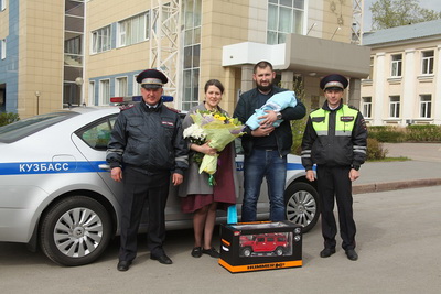 В Кемерово сотрудники ГИБДД помогли роженице 