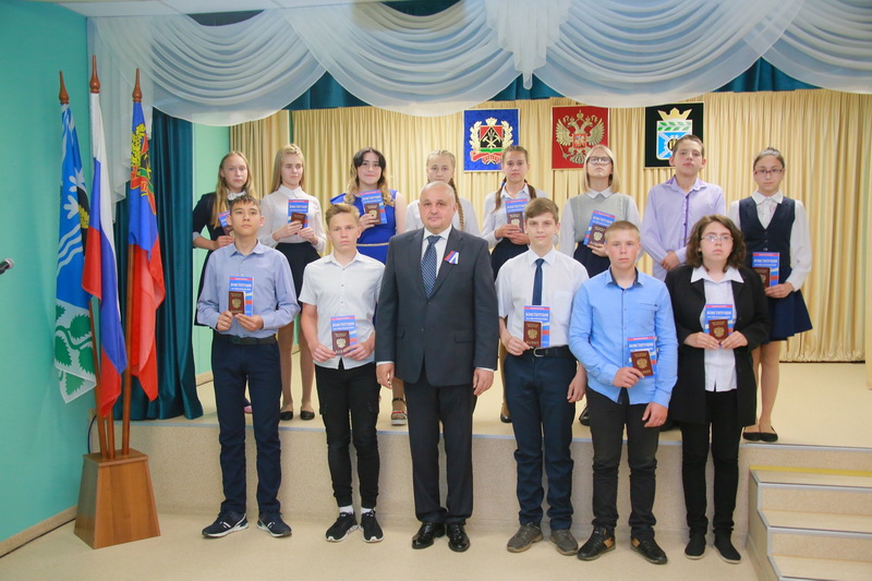 Сергей Цивилев вручил паспорта РФ школьникам Шевелевской школы