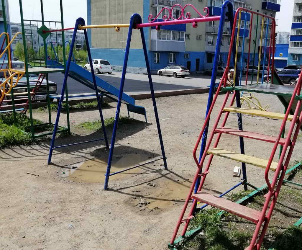 Более 800 игровых площадок во дворах многоквартирных домов обследовали инспекторы ГЖИ Кузбасса с начала лета
