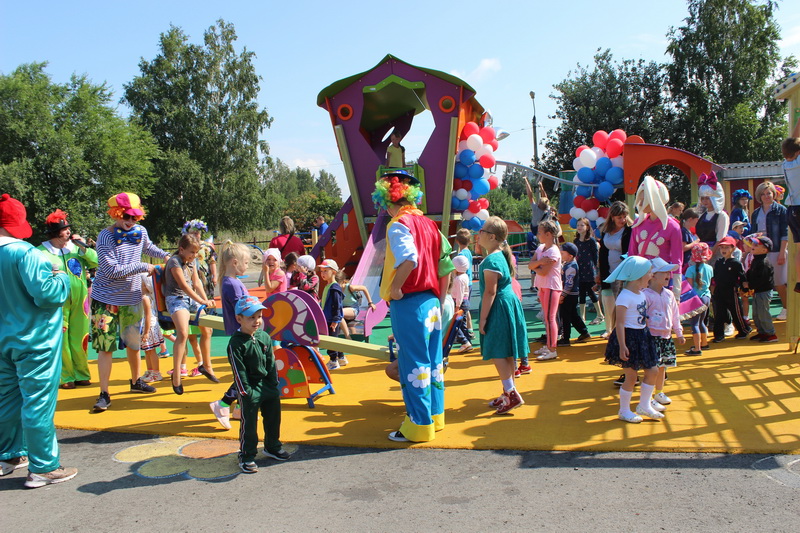 Практически все «100 детских площадок» установлены за лето в Кузбассе