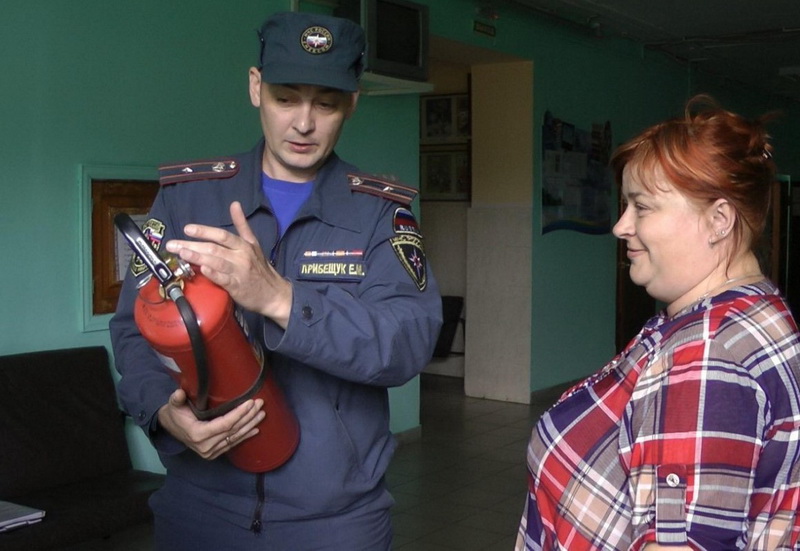 Противопожарную защищенность общеобразовательных учреждений Кузбасса проверили сотрудники МЧС России