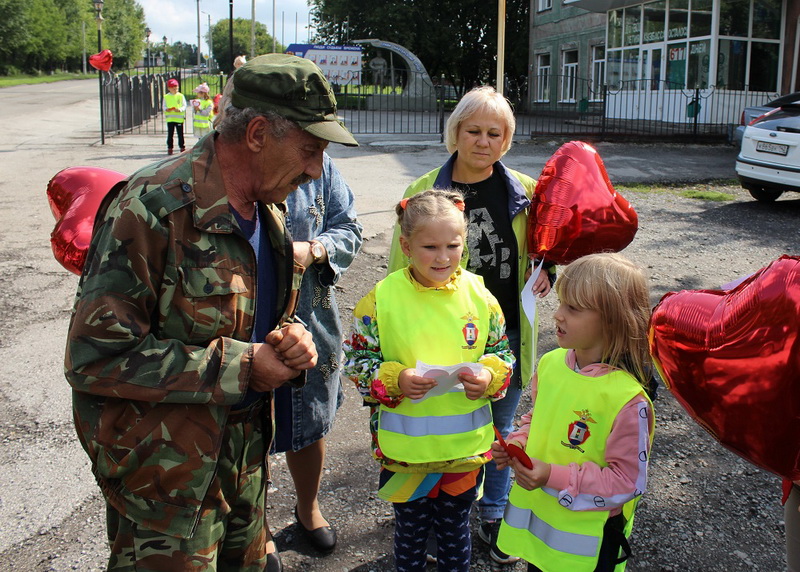 В Беловском районе полицейские и дошкольники напомнили взрослым правила перевозки детей