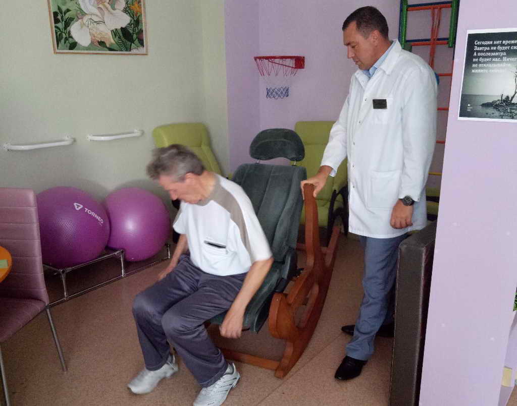 86-летний пациент изобрел лечебное кресло и подарил его Областному клиническому госпиталю для ветеранов войн