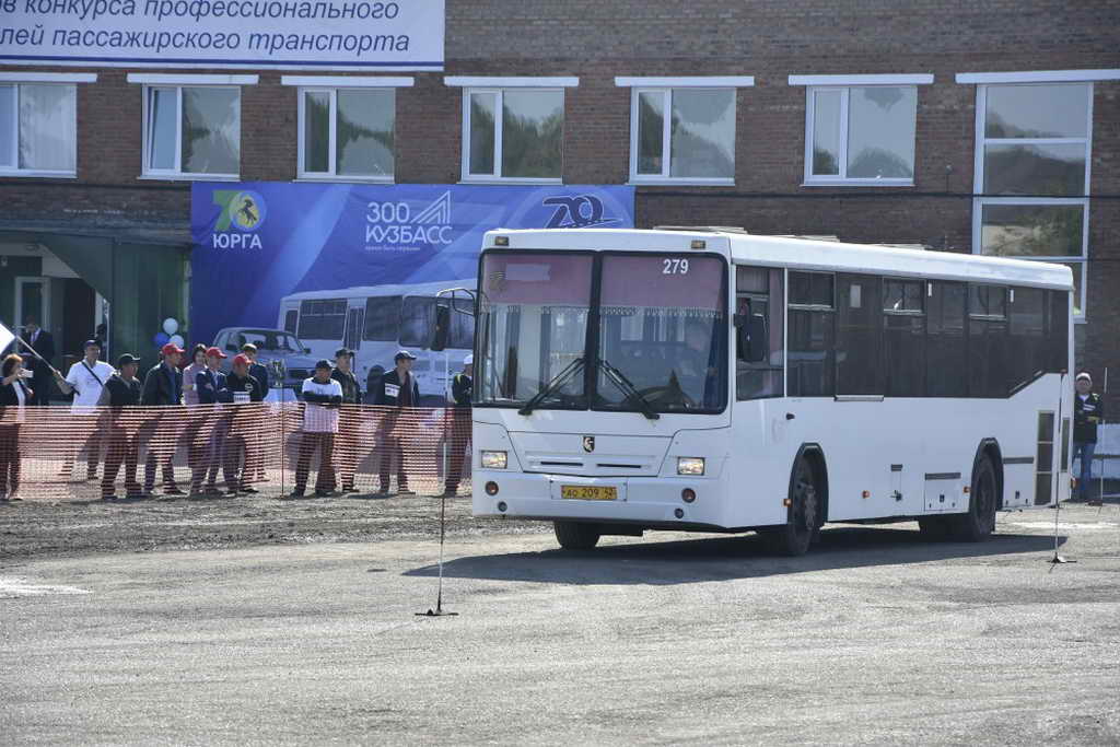Водители Кузбасса показали мастерство на соревнованиях в честь профессионального праздника