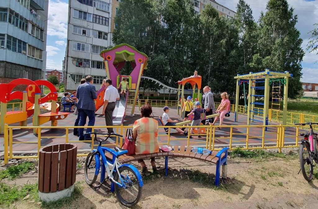 За лето в Кузбассе установлено 100 детских площадок по областной акции