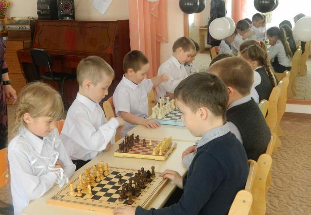 В детских садах Мысков дошкольников будут обучать игре в шахматы