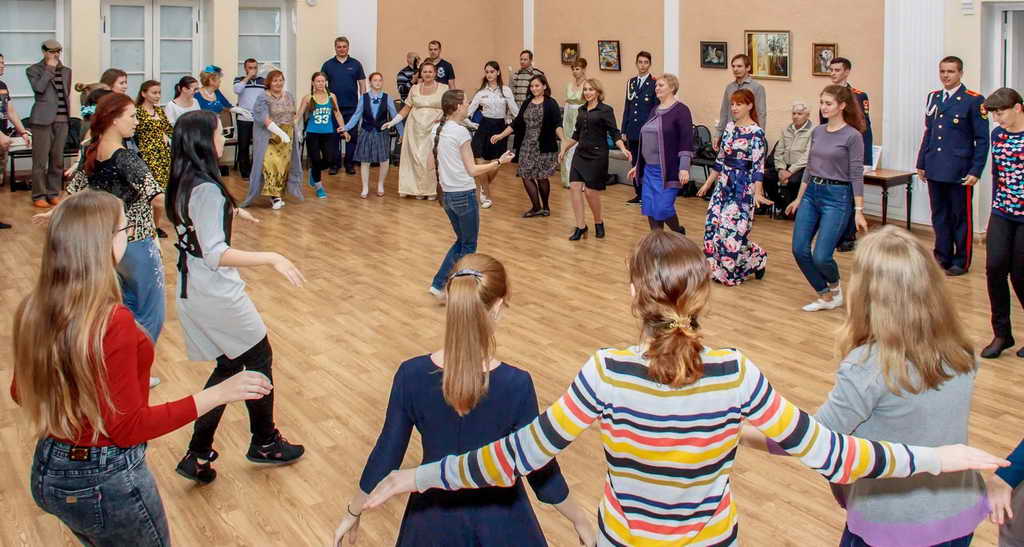 Студия исторического и постановочного танца «Сюита» начинает традиционный сентябрьский сезон танцев XIX века
