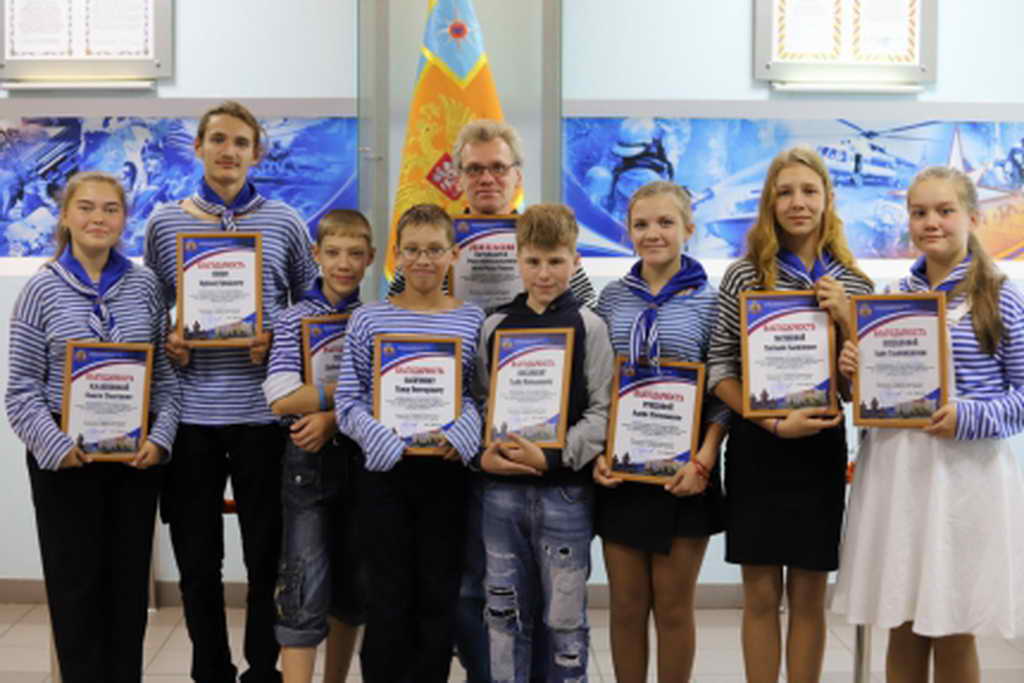 В Главном управлении наградили школьников, которые спасли рыбака на реке Томь