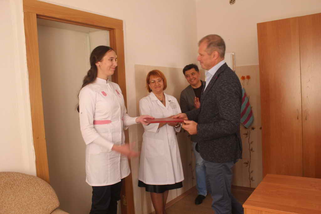 Молодому врачу Новокузнецкой городской клинической больницы № 11 вручили ключи от квартиры