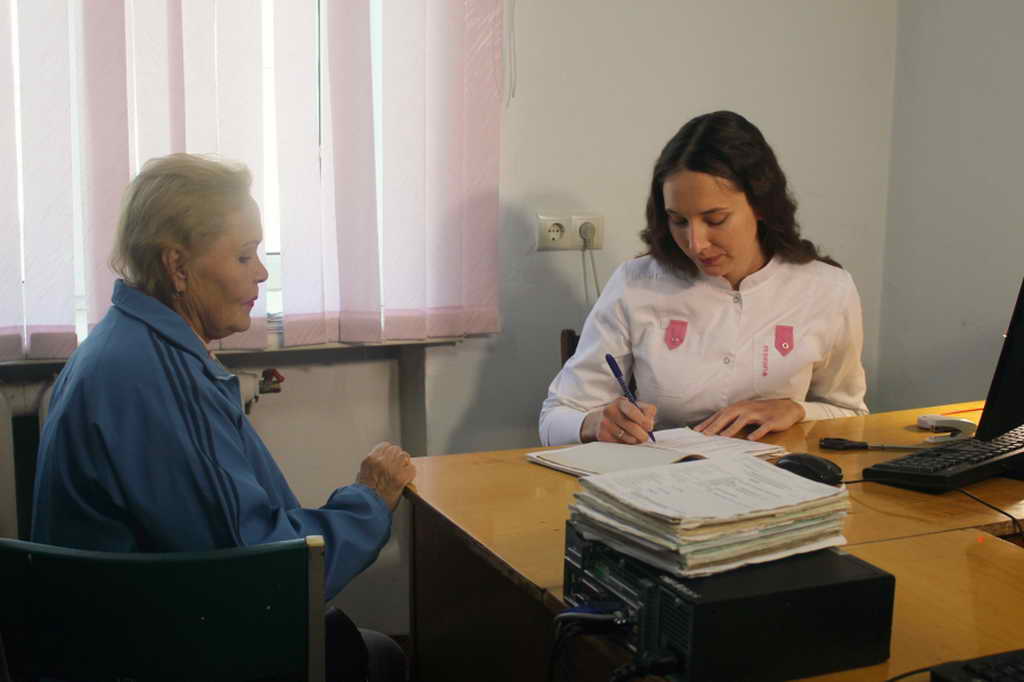Молодому врачу Новокузнецкой городской клинической больницы № 11 вручили ключи от квартиры