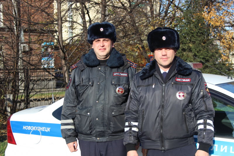 В Новокузнецке сотрудники ГИБДД помогли прохожему с приступом инсульта