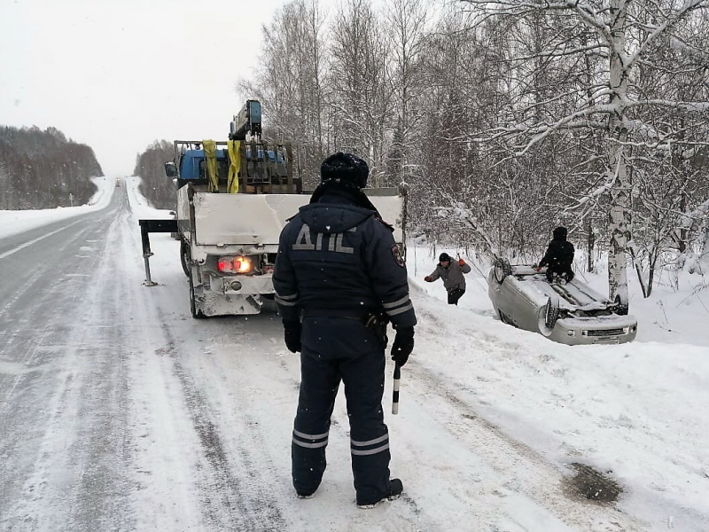 В Новокузнецком районе сотрудники ГИБДД помогли водителю перевернувшейся на трассе иномарки