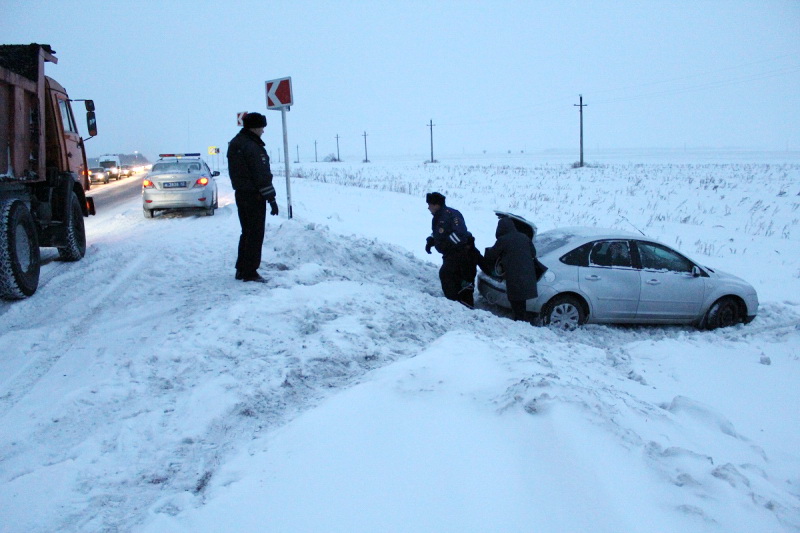 В Беловском районе полицейские помогли автовладельцу выбраться из снежного плена