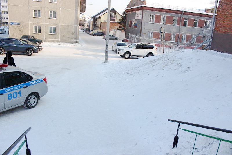 В Белово ликвидировали опасные снежные горки