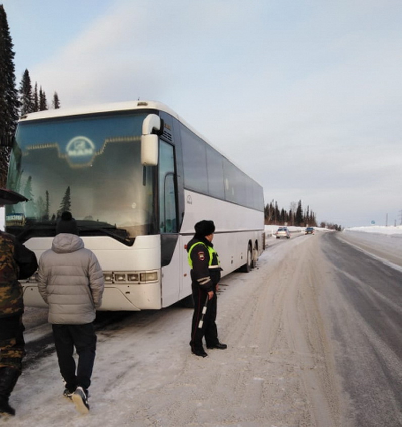 Кузбасские сотрудники ГИБДД оказали помощь пассажирам междугороднего автобуса