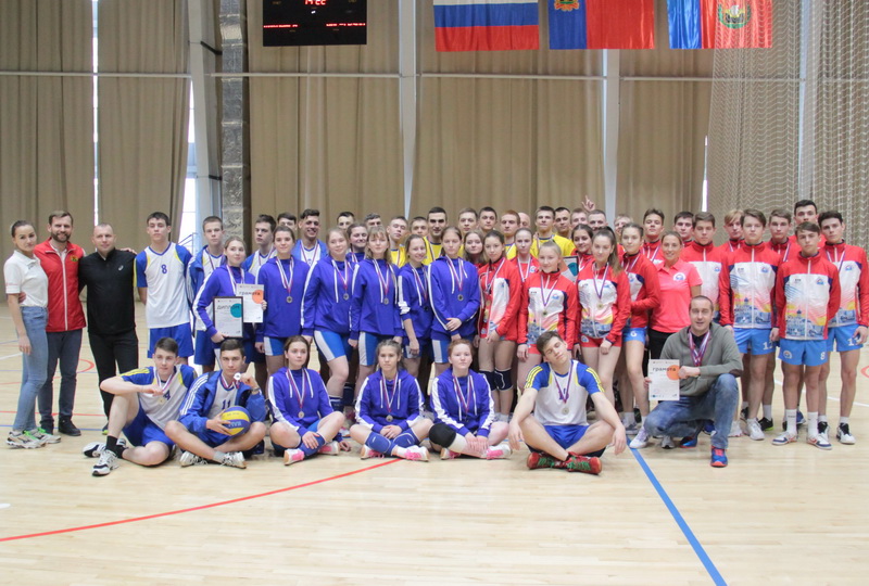 Воспитанники губернаторских образовательных организаций соревновались в турнире по волейболу