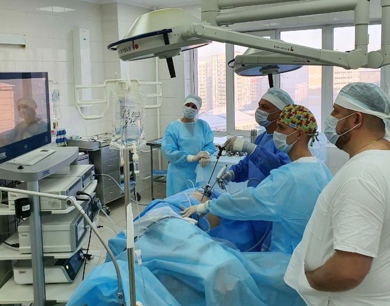 В Кузбассе провели родственную пересадку почки эндоскопическим оборудованием