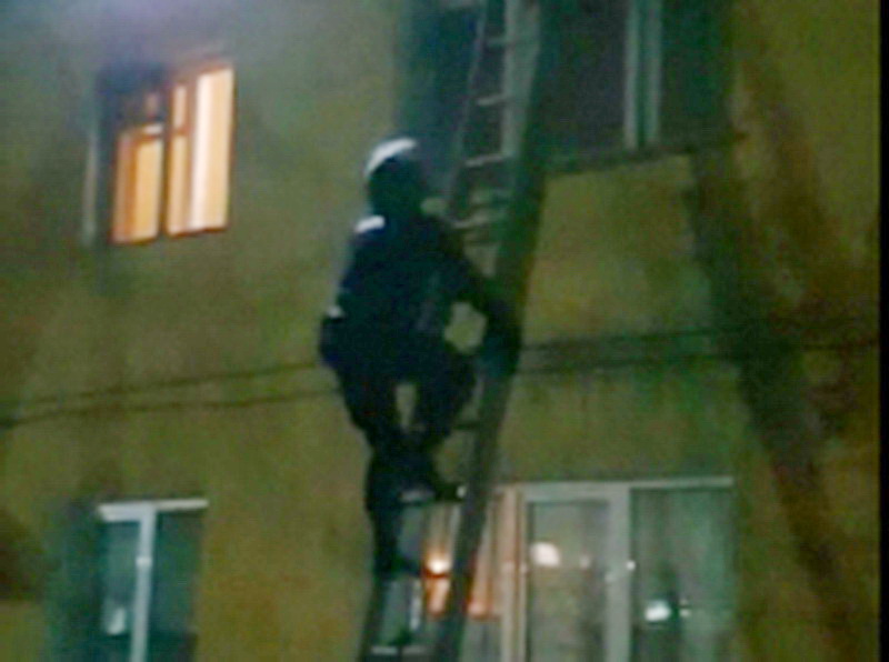В Прокопьевске полицейские взяли штурмом квартиру наркоторговца