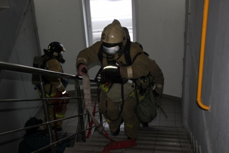 Кузбасские пожарные спасли на пожаре 9 человек