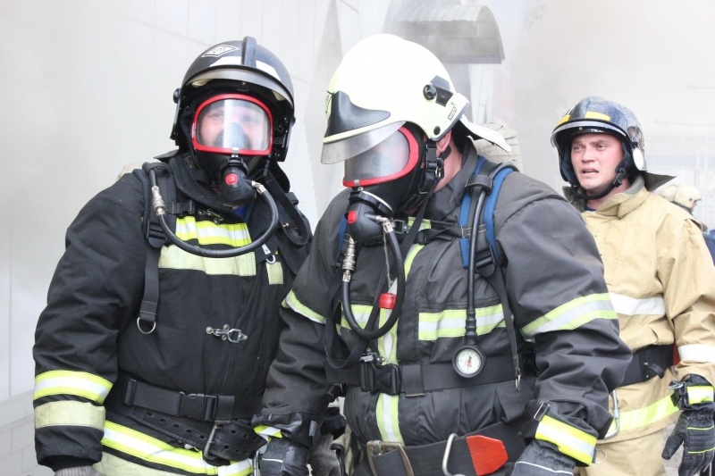 На пожаре в частном жилом доме огнеборцы пгт Промышленная спасли двоих человек