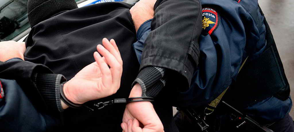 В Новокузнецке полицейские задержали дебошира, причинившего телесные повреждения кондуктору трамвая