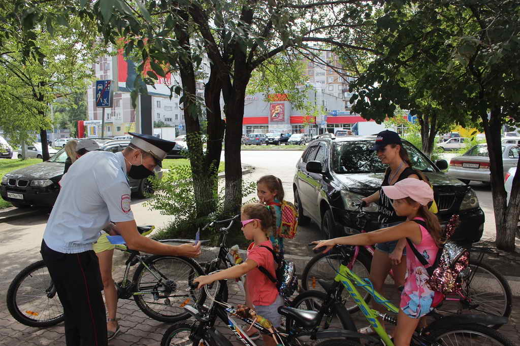 В Новокузнецке инспекторы ГИБДД напомнили юным велосипедистам о соблюдении Правил
