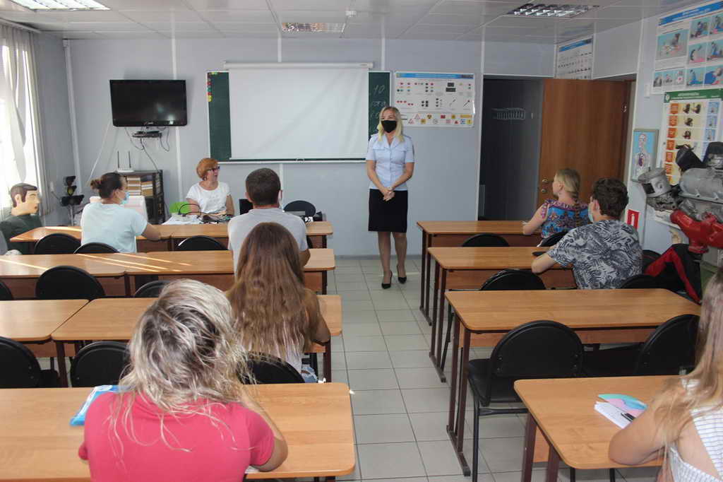 В Новокузнецке инспекторы ГИБДД встретились с учениками автошколы