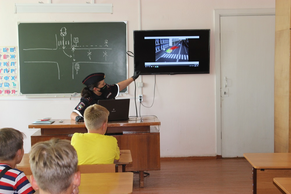 В Топках инспекторы ГИБДД провели занятие для юных воспитанников реабилитационного центра
