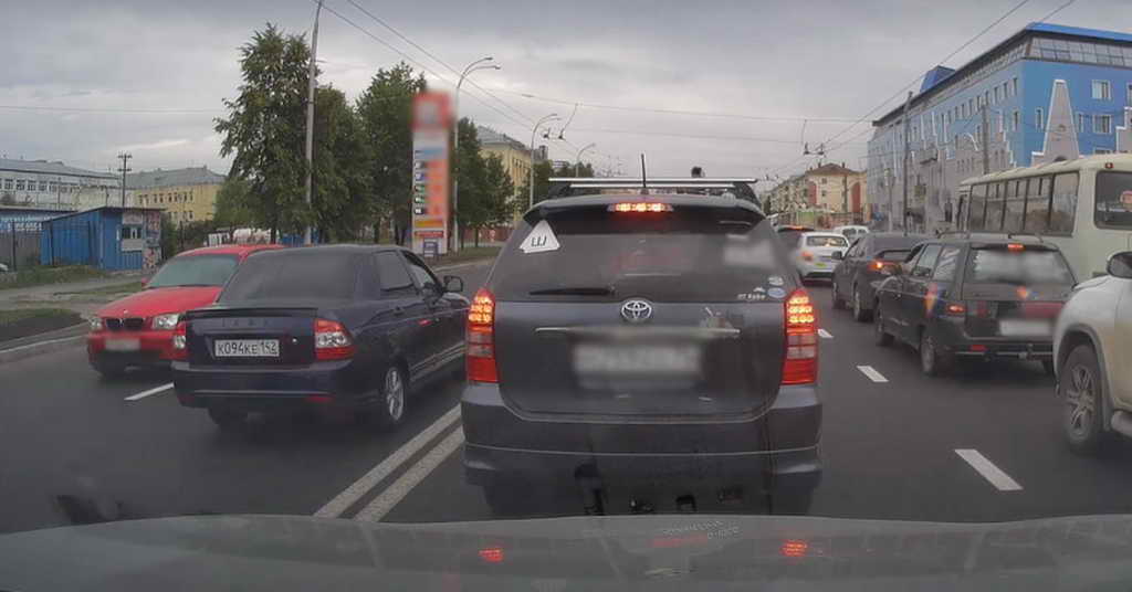 В Кемерове по материалам «Мобильного патруля» полицейские привлекли к ответственности нарушившего ПДД автолюбителя