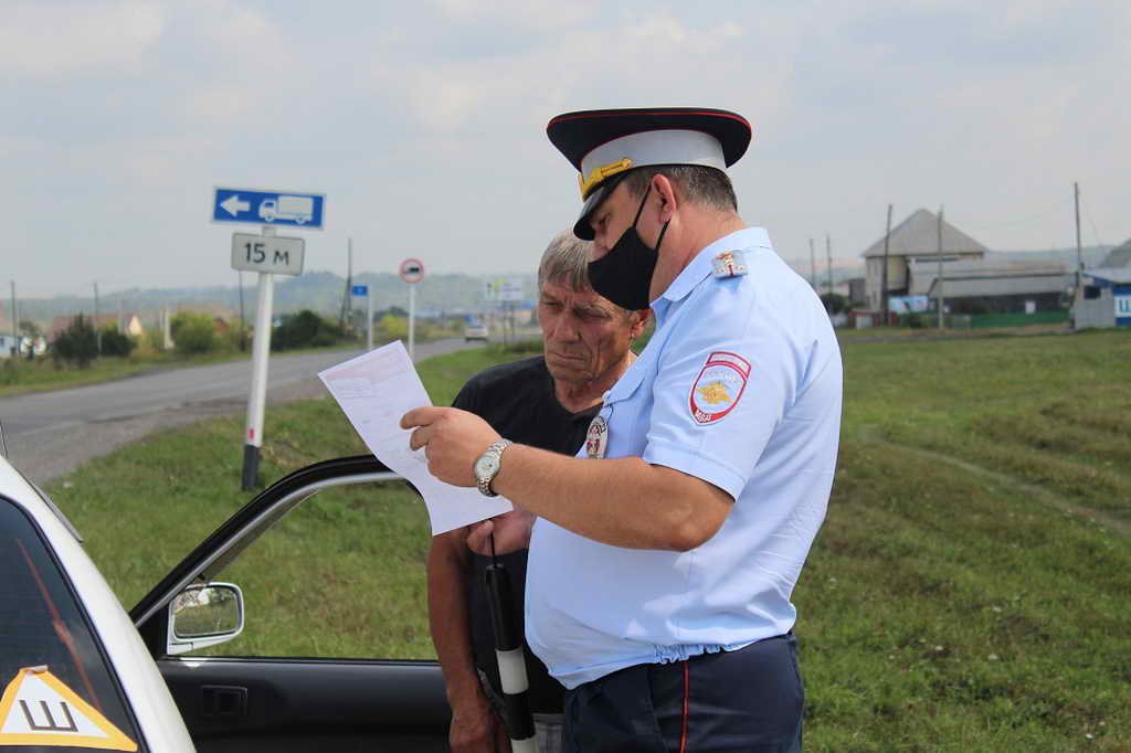 В Беловском районе инспекторы ГИБДД напомнили автомобилистам об использовании средств пассивной безопасности