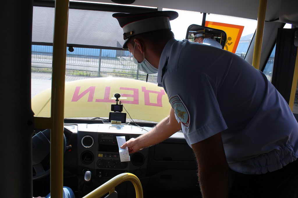 В Полысаеве сотрудники ГИБДД проверили состояние школьных автобусов