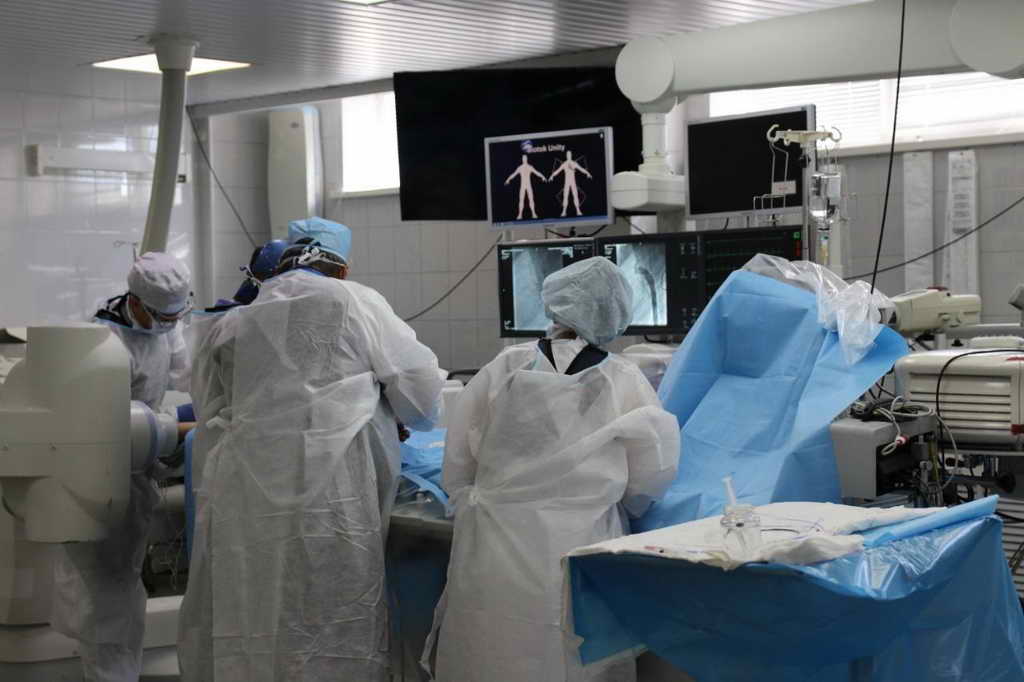 Кузбасские кардиологи провели сложную операцию двум младенцам с пороком сердца