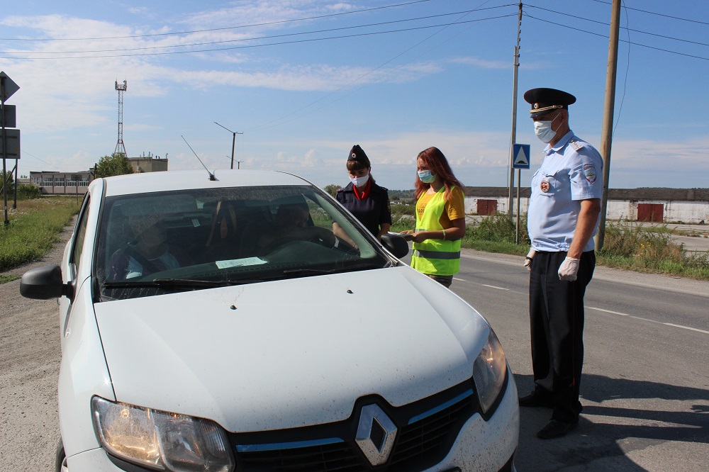 В Гурьевском районе инспекторы ГИБДД и школьники призвали водителей соблюдать правила проезда пешеходных переходов