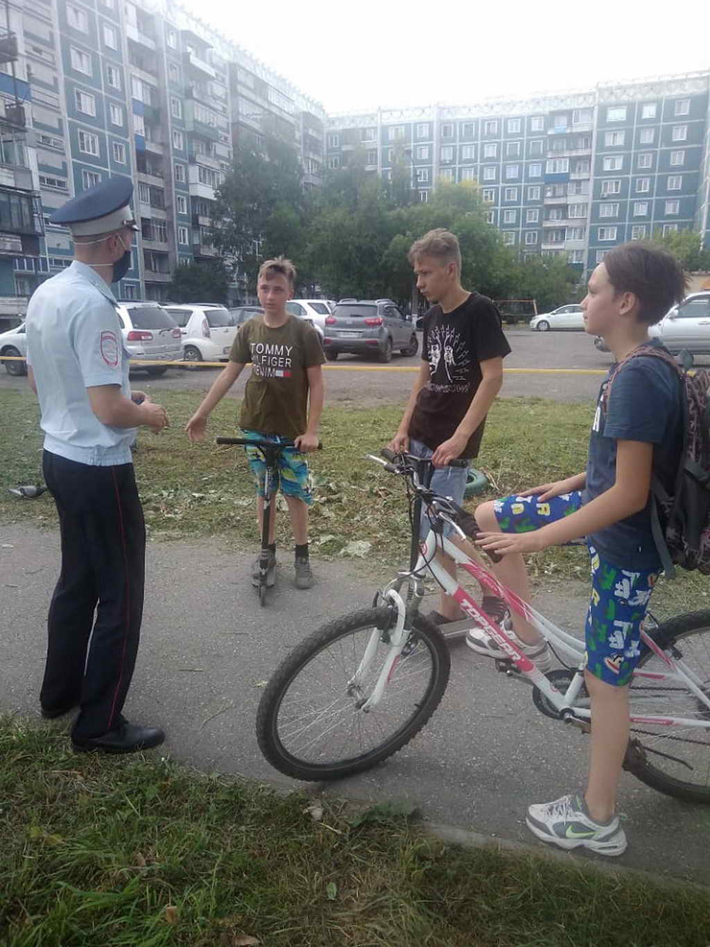 В Новокузнецке инспекторы ГИБДД напомнили юным велосипедистам о соблюдении Правил