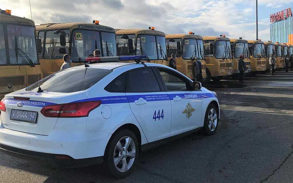В Новокузнецком районе инспекторы ГИБДД проверили состояние «школьных» автобусов