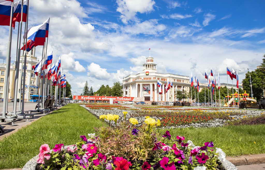 День Государственного флага России Кузбасс отмечает выставками, онлайн-акциями, флешмобами, велопарадами