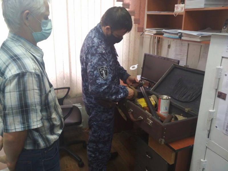 Житель Междуреченска сдал в полицию оставшиеся в наследство ружье и боеприпасы