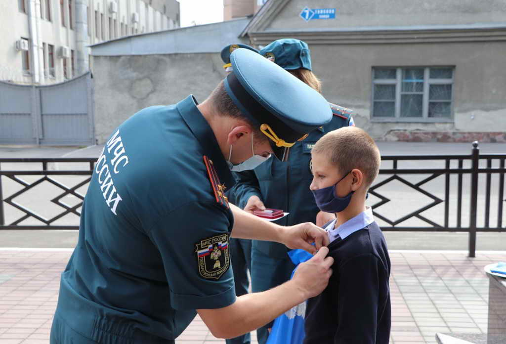 Школьника из Кемеровского района наградили ведомственной медалью МЧС России