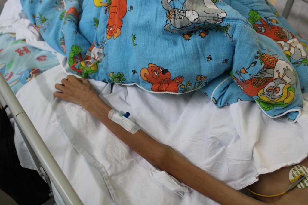 В отделение анестезиологии-реанимации для детей Кузбасской клинической больницы им. С.В. Беляева поступила 13-летняя пациентка в тяжёлом состоянии