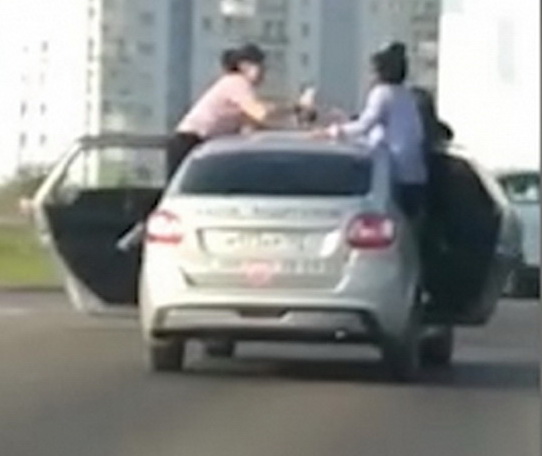В Кемерово пассажиры такси устроили «фуршет» на крыше автомобиля