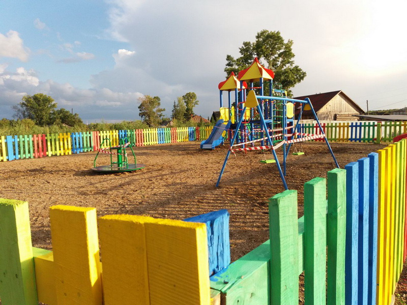Четыре детские площадки установили в селах Кузбасса 