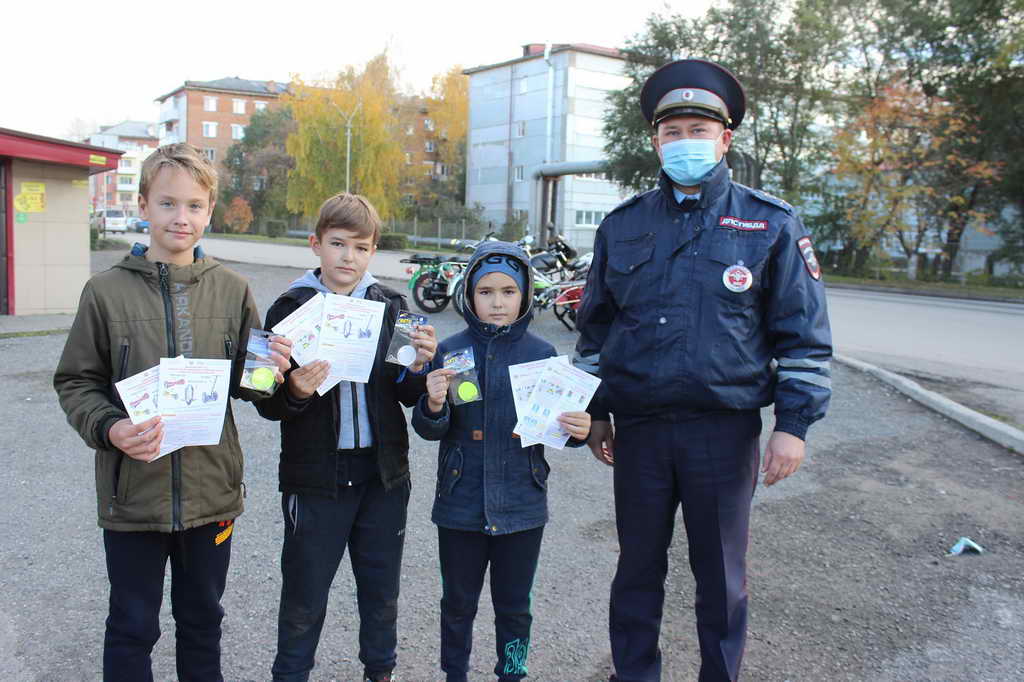 В Ленинске-Кузнецком полицейские провели рейд «Стань заметнее на дороге!»