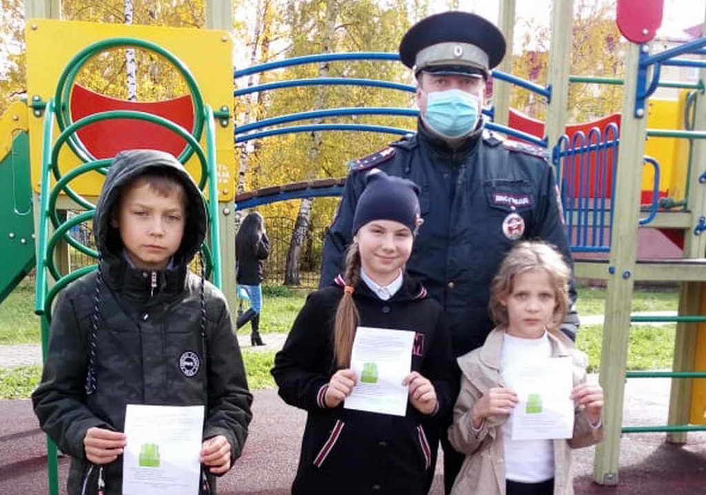 В Междуреченске полицейские провели для юных горожан занятие по ПДД
