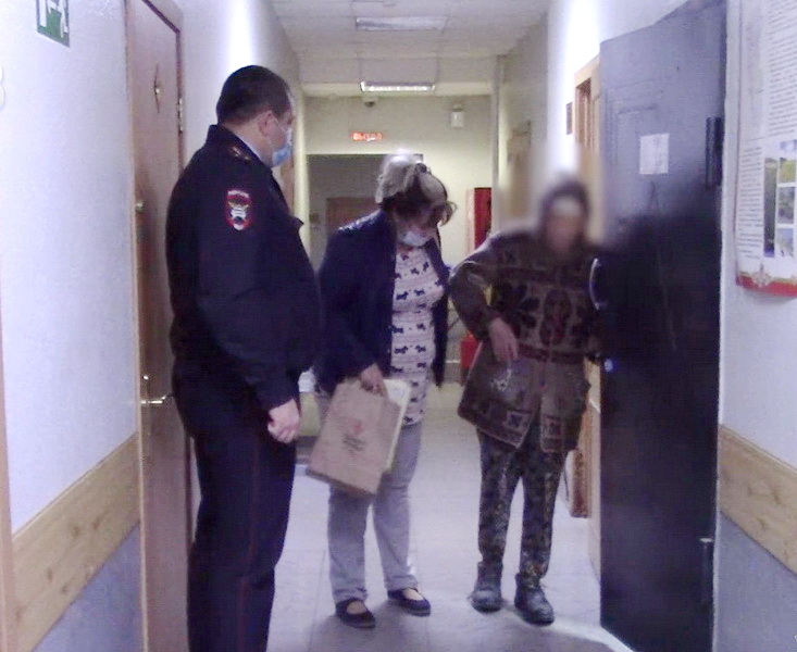 В Кемеровском районе сотрудники ГИБДД помогли вернуться домой пожилой женщине