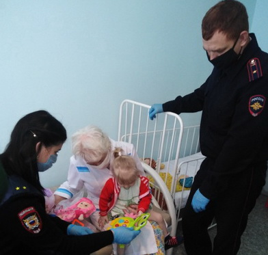 В Березовском полицейские собрали игрушки и одежду 2-летней девочке 