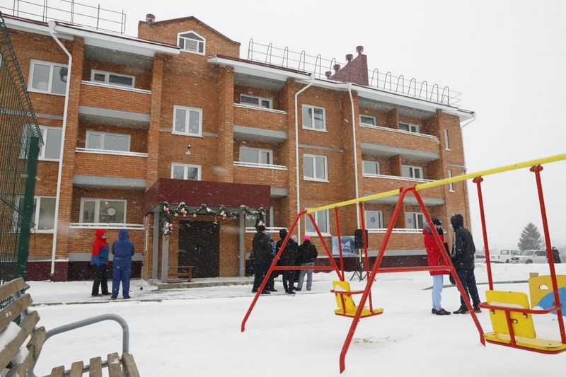 Участники социальных программ получили квартиры в новом доме в Крапивинском округе