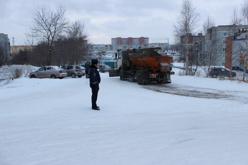 В Прокопьевске ликвидировали два опасных снежных спуска