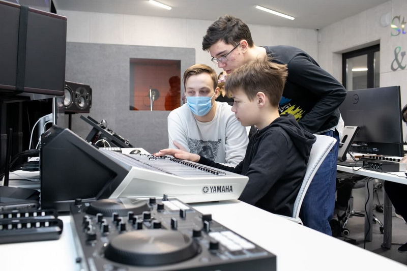 В кузбасской Школе креативных индустрий подростков обучают цифровым технологиям